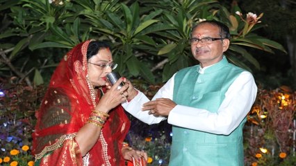 Bhopal News: CM शिवराज ने पत्नी साधना सिंह चौहान के साथ पूरे रीति रिवाज से मनाया करवा चौथ का पर्व
