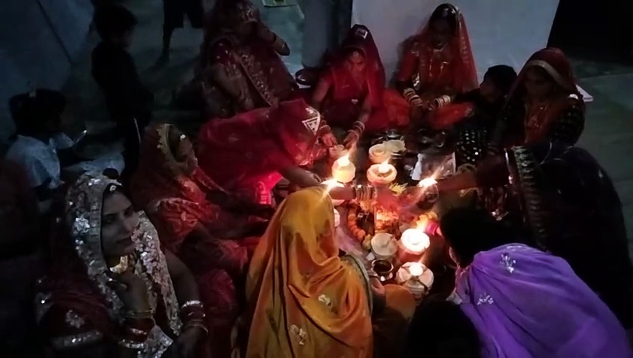 करवा चौथ : जब तक गंगा मैया में पानी रहे, मेरे सजना तेरी जिंदगानी रहे. Video
