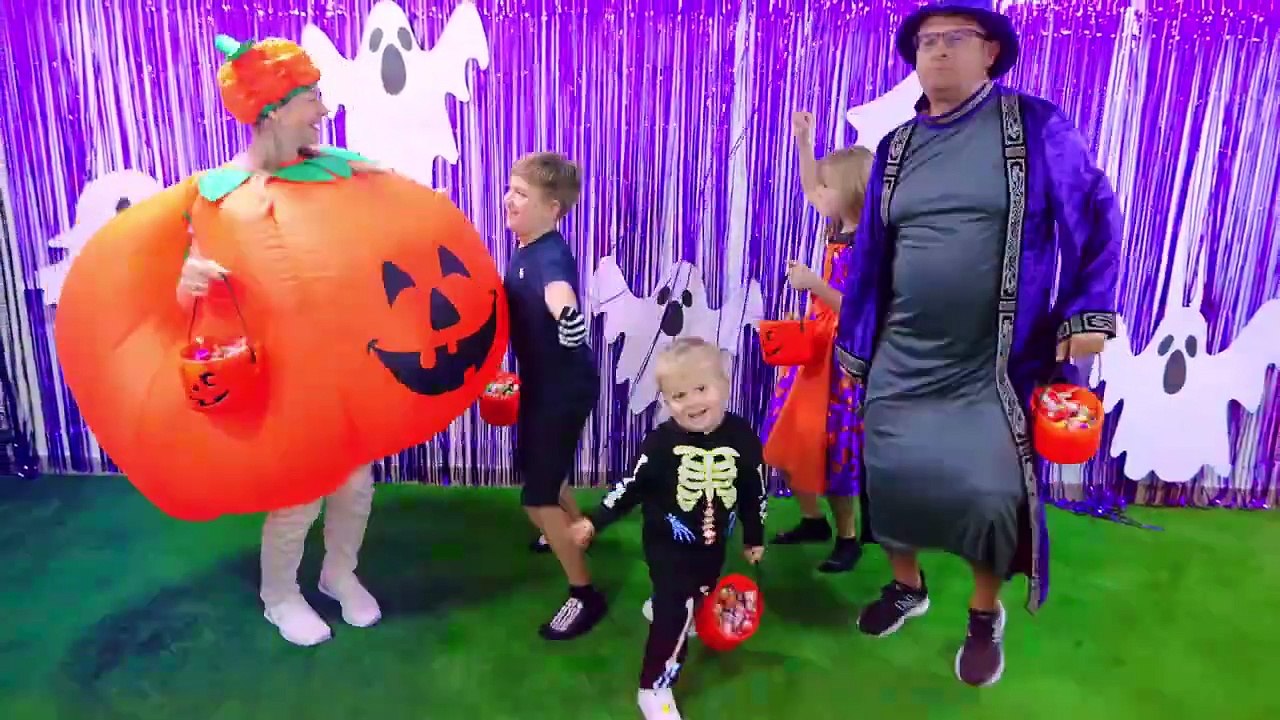 Diana and Roma Halloween Candy Haul Stories