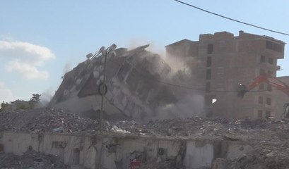 8 katlı bina halatla çekilerek yıkıldı: O anlar kamerada