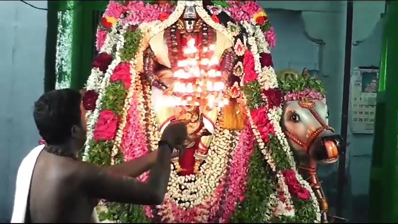 அம்பாள் வீதியுலாவில் கொட்டி தீா்த்த கனமழை; 2 மணி நேரம் அம்மனுக்கு குடை பிடித்த அர்ச்சகர்