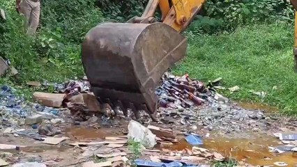 शेखपुरा: लाखों की जब्त शराब पर चला पुलिस का बुलडोजर, सैकड़ों लीटर शराब विनष्ट