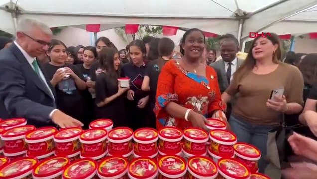 Gana Cumhuriyeti, Türk Kızılay aracılığıyla deprem bölgelerine çikolata bağışı yaptı