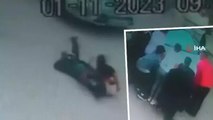 Şakalaşan çocuklar otomobilin altında kaldı: İzmir'de yaşanan korkunç kaza kamerada