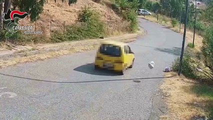 Lanciano rifiuti dai finestrini dell'auto, 4 denunciati nel reggino