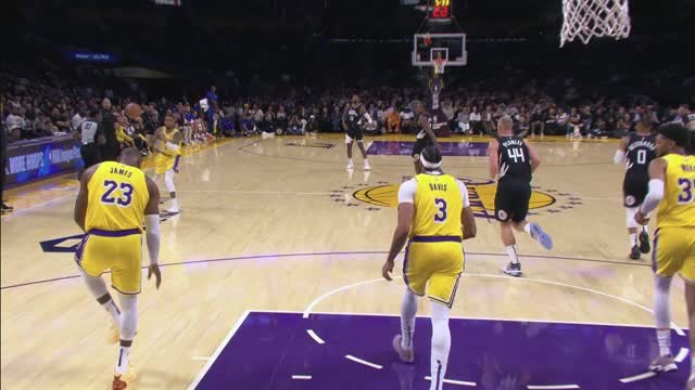 LeBron loses shoe...and then makes huge slam