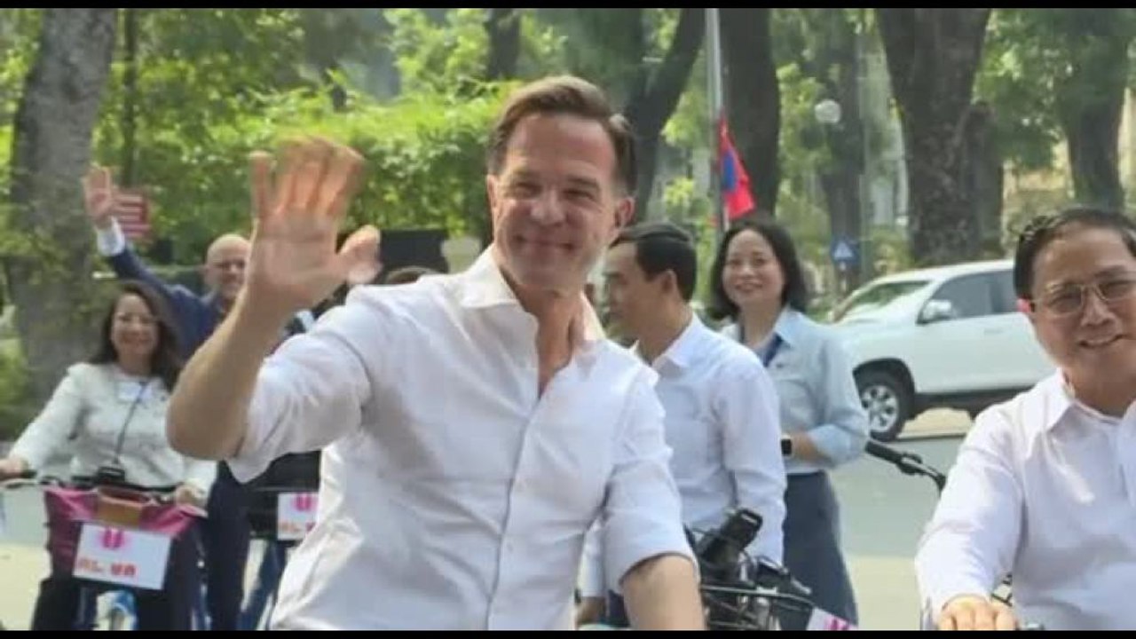 L'olandese Rutte in bici con l'omologo vietnamita Pham Minh Chinh