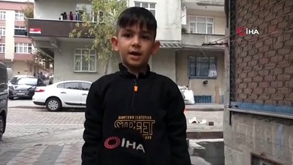 Sultangazi'de küçük çocuğun bayrak hassasiyeti