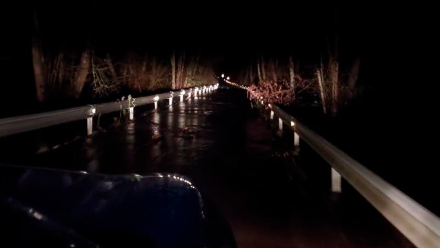 El río Meruelo se desborda e inunda la carretera