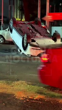 #Preliminar Derivado del mal funcionamiento de los semáforos y la imprudencia de los conductores, un aparatoso choque tuvo lugar en el cruce de las avenidas Vallarta y Américas, en Guadalajara #GuardiaNocturna