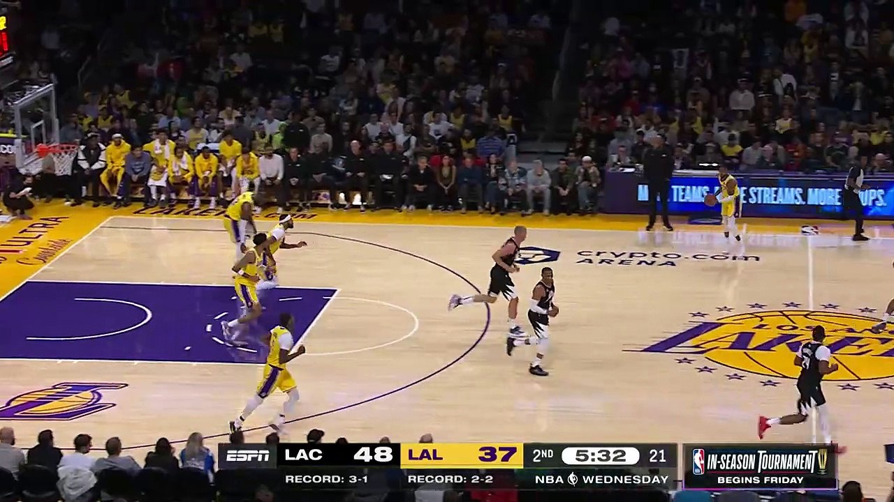 LeBron loses shoe...and then makes huge slam