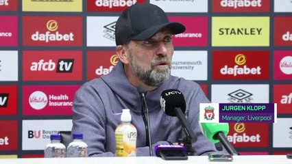 Tải video: Klopp's hilarious reaction to United's Carabao Cup defeat