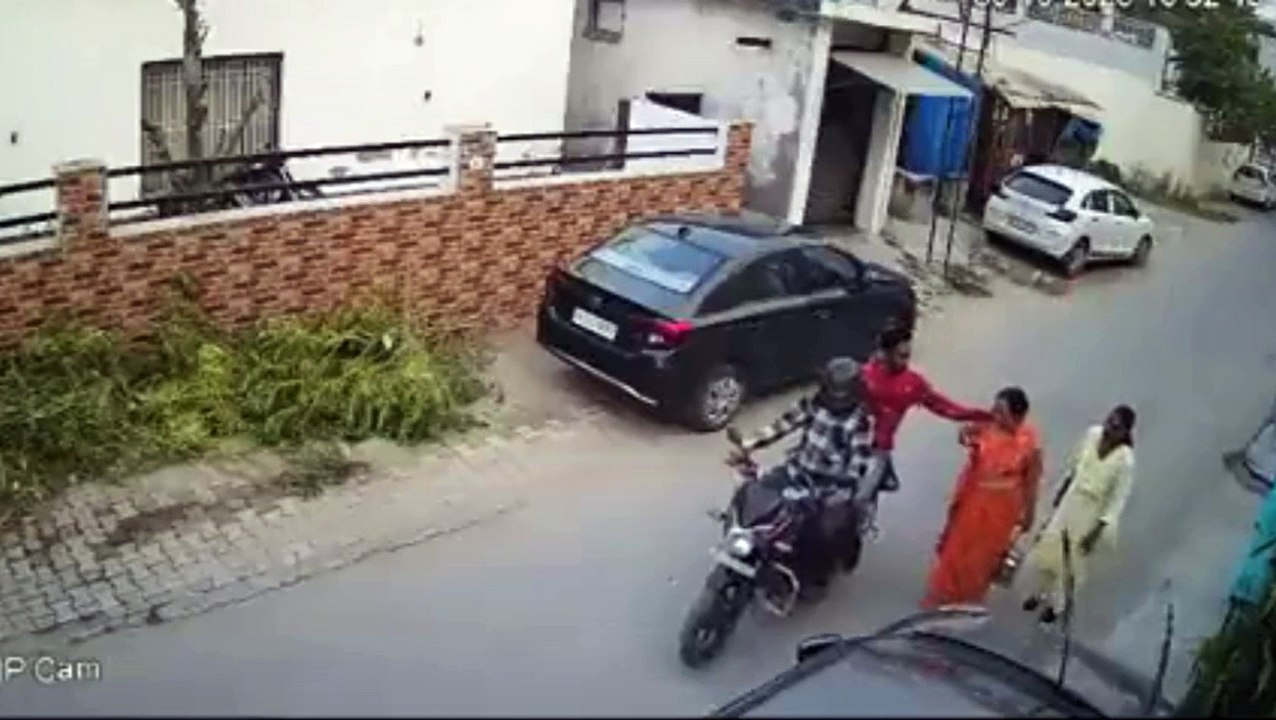 पीछे से आए बदमाश; झपट्टा मारा और कुंडल गायब, CCTV में कैद हुई घटना