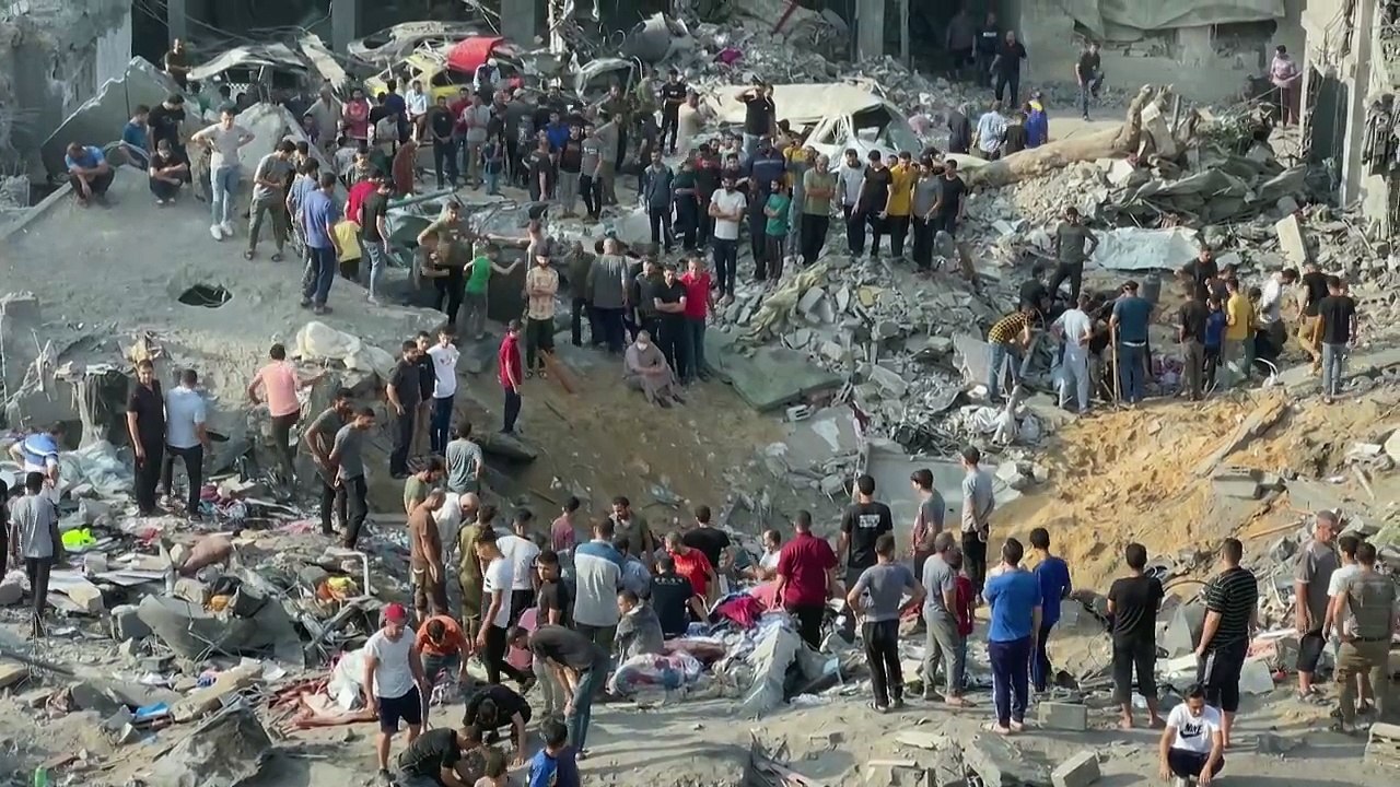 فلسطينيون يواصلون البحث وسط الأنقاض في مخيم جبا...