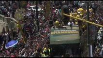 Accoglienza trionfale per gli Springboks, sul bus per Pretoria tra i fan