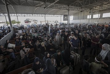 Centenares de extranjeros y gazatíes con doble nacionalidad huyen de Gaza por Rafah por primera vez desde que empezó la guerra