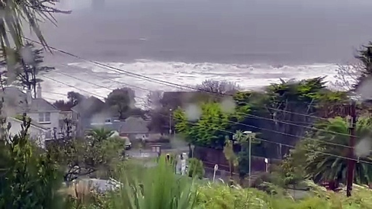 Storm waves in Looe