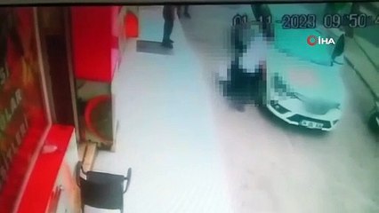 3 saniye sonrası korkunç! Şakalaşan çocukların üzerinden otomobil geçti