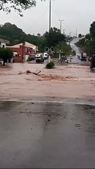 Chuva forte interdita estradas e deixa cidades embaixo d'água em SC
