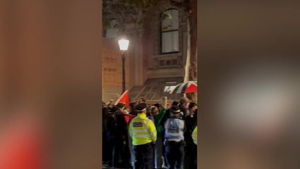 Descargar video: Protesters chant ‘ceasefire now’ outside Downing Street as Rishi Sunak meets Kamala Harris