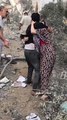 Gazze'de yürekleri dağlayan görüntü! Annesinin cansız bedenine ait parçaları bulan genç sinir krizi geçirdi