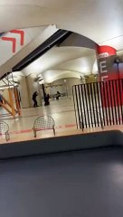 Las impactantes imágenes antes de que la policía francesa abatiera a la mujer que amenazó con volar el metro