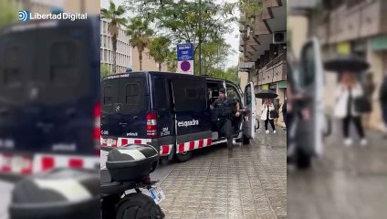 Obligan a desalojar la sede de Vox en Barcelona por una amenaza de bomba