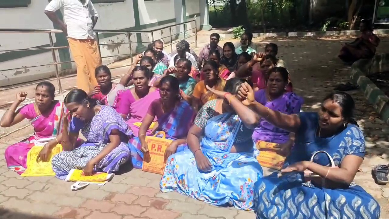 மகளிர் உரிமைத் தொகை கிடைக்கவில்லை; விரக்தியில் வீதியில் இறங்கி போராட தொடங்கிய பெண்கள்