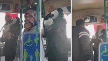 Çekmeköy'de kucağındaki köpekle otobüse binen yolcu, tepki gösteren şoför ve yolcularla tartıştı