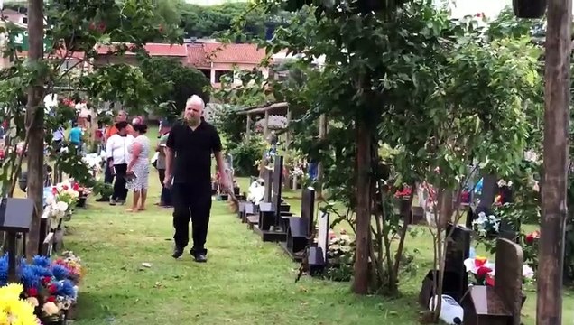 Homenagens aos finados são realizadas no Cemitério São Luiz