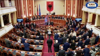 Arnavutluk Meclisinde büyük kavga! Oturumu engelleyen muhalefet milletvekilleri kürsüye sis bombası attı