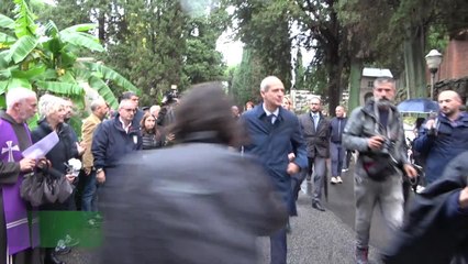 Roma, 2 novembre al Verano: Gualtieri accende Il braciere centrale