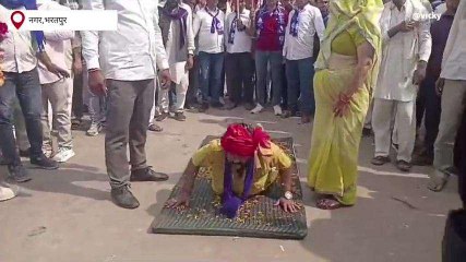नगर: अनोखा नामांकन, प्रत्याशी फौजदार ने दंडवत परिक्रमा कर भरा नामांकन