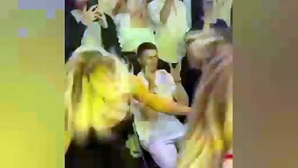 Çılgınlar gibi dans eden İrem Derici'nin arkasındaki Fenerbahçeli yıldızların tavırları olay oldu