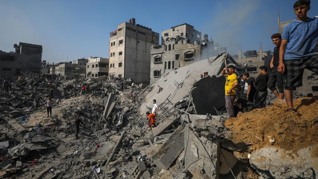 La guerra en Gaza se recrudece tras bombardeo a campo de refugiados y revelación de túneles usados por Hamás