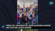 Todos los jugadores del Boiro quisieron hacerse una foto con Javier Aguirre