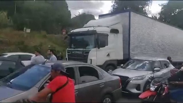 Grupo interdita BR-324 sentido Feira e cobra acesso de retorno para cidade