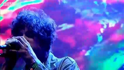 MGMT chante "Kids" à Glastonbury 2014