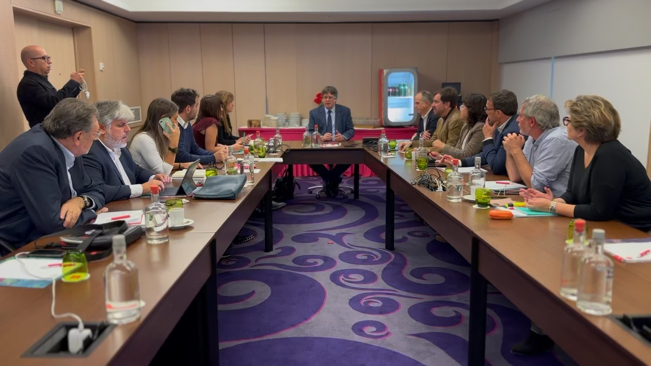 Puigdemont reúne a Junts en Bélgica ante el imminente pacto de investidura de Sánchez
