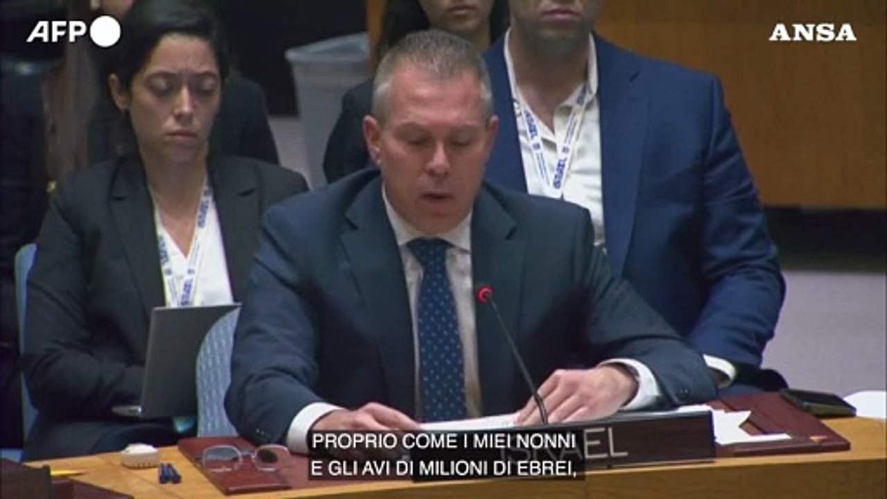 Medio Oriente, l'ambasciatore israeliano all'Onu si appunta la stella gialla