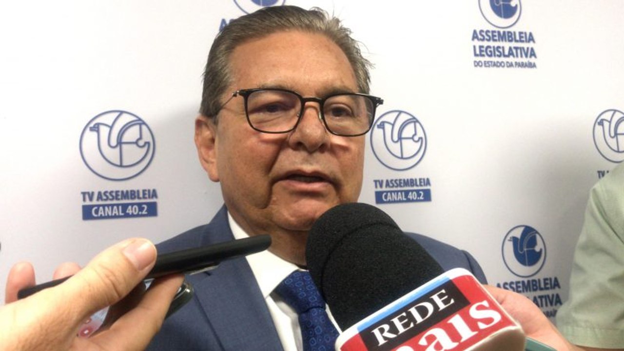 Com a chegada de aliados ao PDT, João Azevêdo “dá sinais que não é refém do PSB”, diz Adriano Galdino