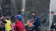 A Gaza si scava tra le macerie al campo profughi di Bureij