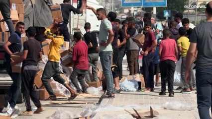 فيديو: "شوية أكفان وبسكوت خربان".. فلسطينيون يأخذون صناديق من شاحنة مساعدات بعد انقلابها قرب رفح