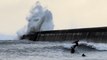 «On voyait les vagues exploser au-dessus de nos têtes» : ces surfeurs ont affronté la tempête Ciaran