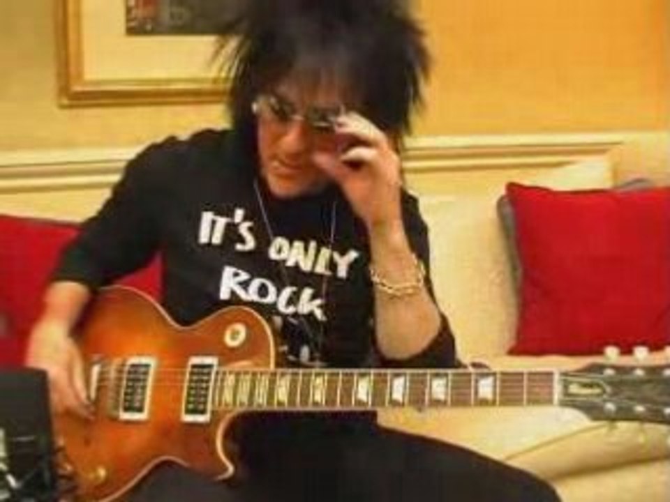 STEVE STEVENS DONNE UNE LEÇON DE GUITARE
