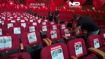 شاهد: بالونات حمراء تملأ مقاعد مسرح تضامنًا مع الأسرى الإسرائيليين