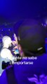 Maluma agrede a un fanático que le dio la mano y el momento queda captado en un video