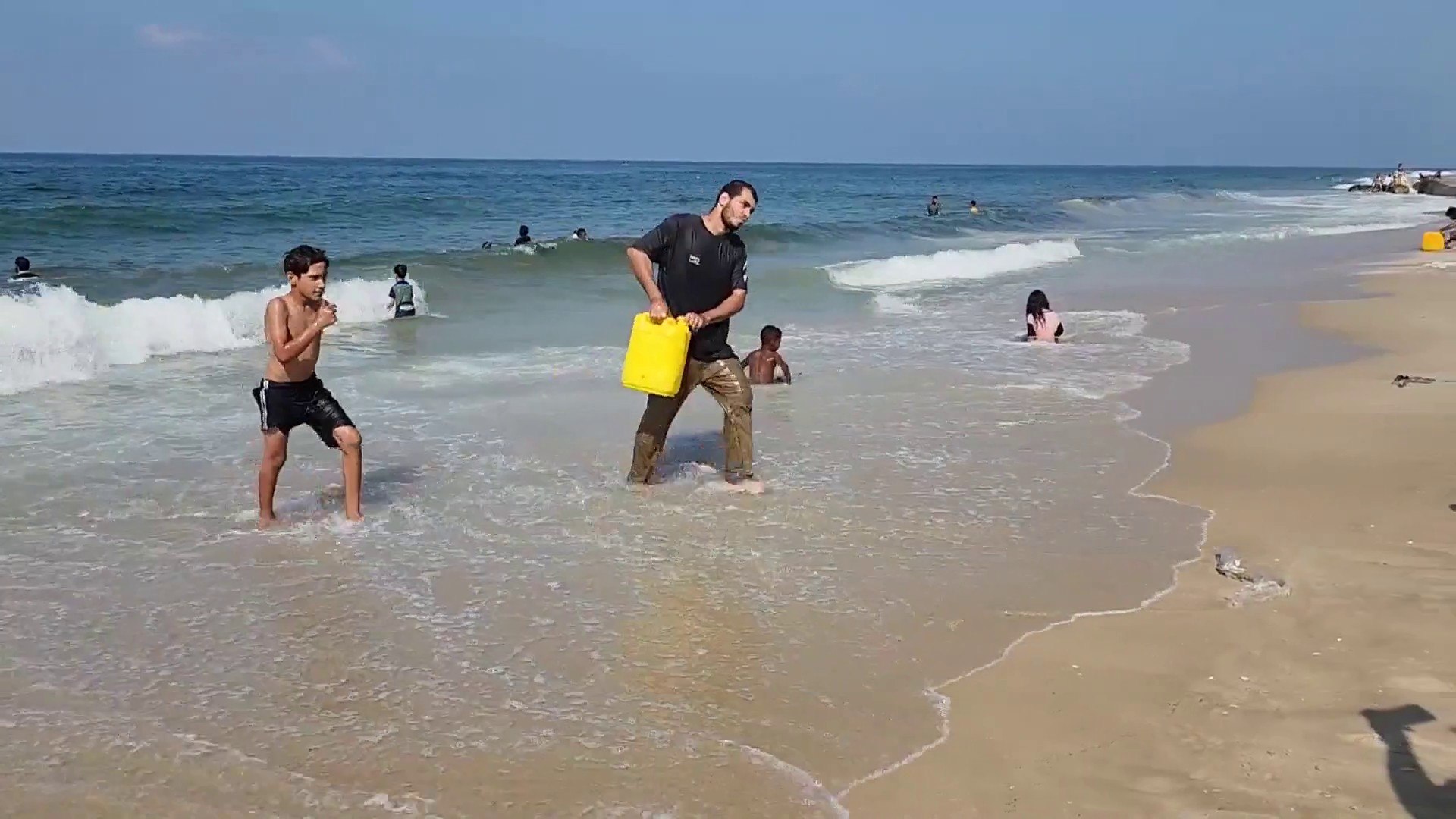 البحر يخفف جزءا من مأساة سكان غزة - فيديو Dailymotion