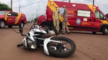Motociclista sofre traumatismo craniano grave ao colidir em veículo estacionado