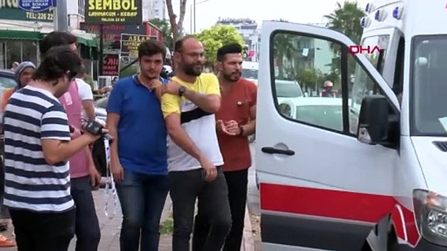 Antalya'da Otomobil ile Hafif Ticari Araç Kavşakta Çarpıştı